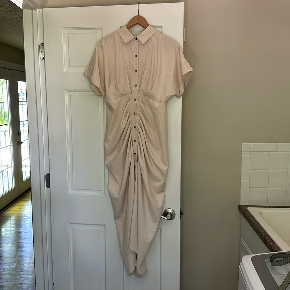 Maxi dress with a tie
